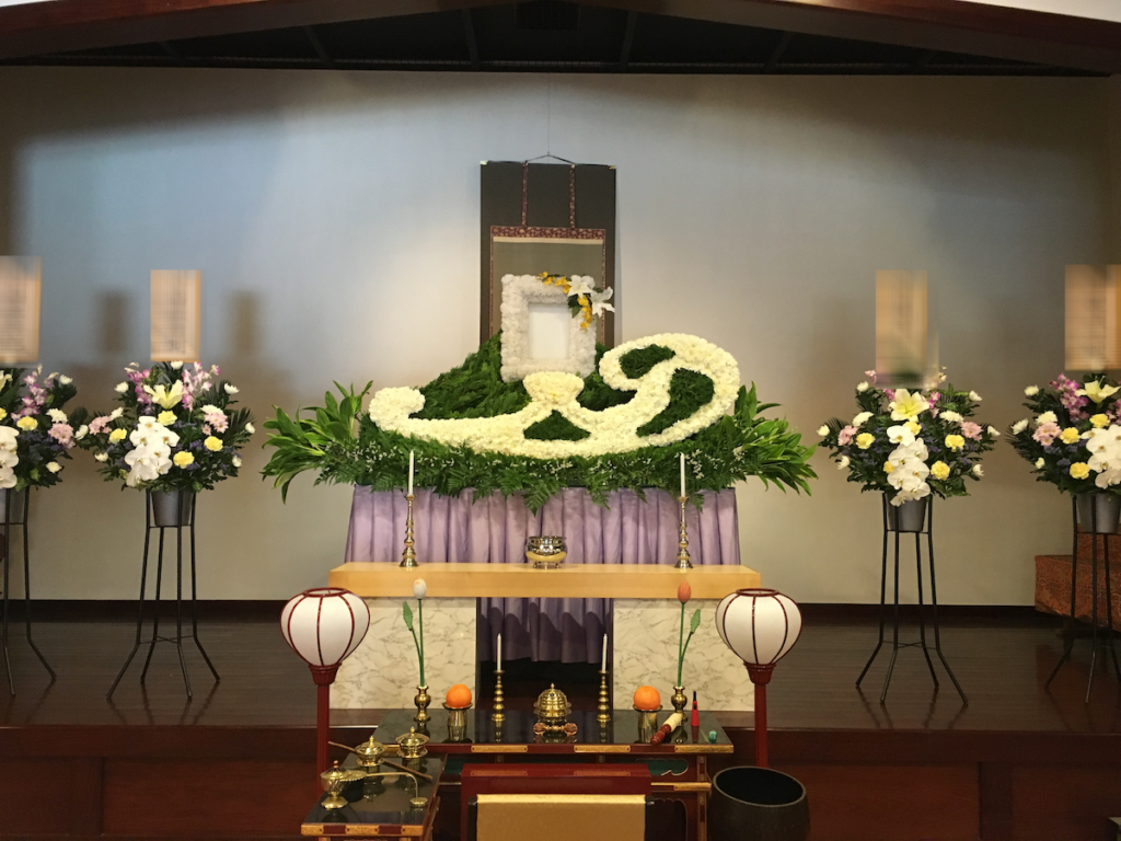 雲形定規なデザイン祭壇